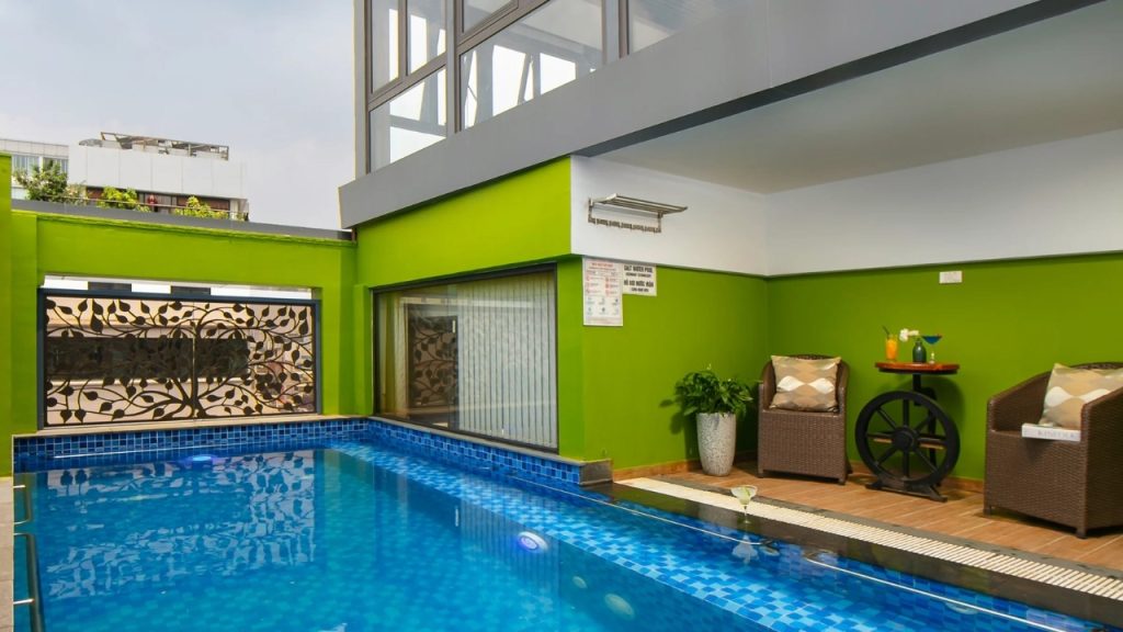 Hồ bơi muối khoáng thư giãn tại Nesta Saigon Hotel