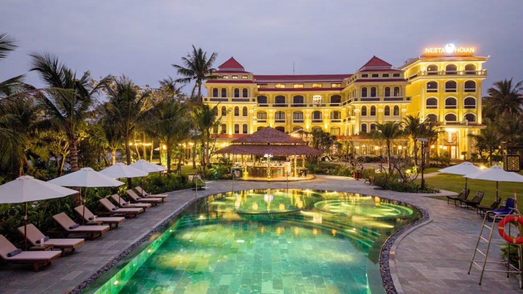 Hồ bơi ngoài trời tại Nesta Hoi An Resort Spa gần phố cổ Hội An
