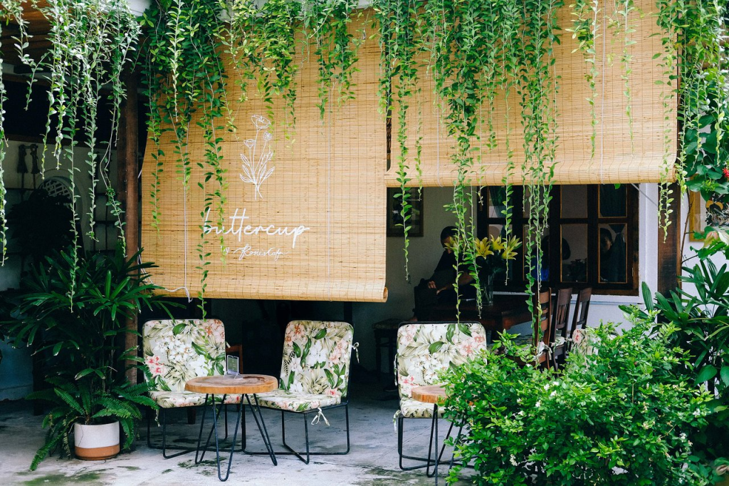 Góc decor phong cách Rustic mộc mạc và nhiều cây xanh tại Rosie's Café 