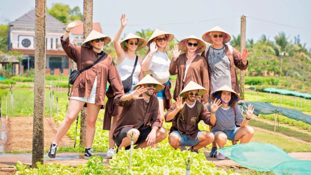 Trải nghiệm làm nông dân và thưởng thức rau sạch Trà Quế