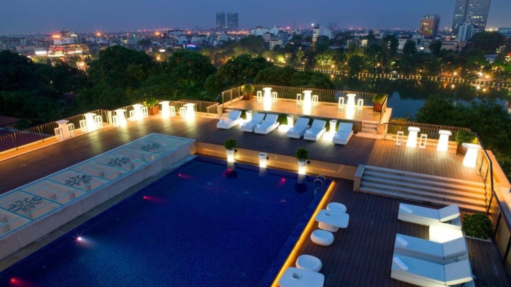 Apricot Hotel Hanoi với hồ bơi rooftop nhìn Hồ Gươm