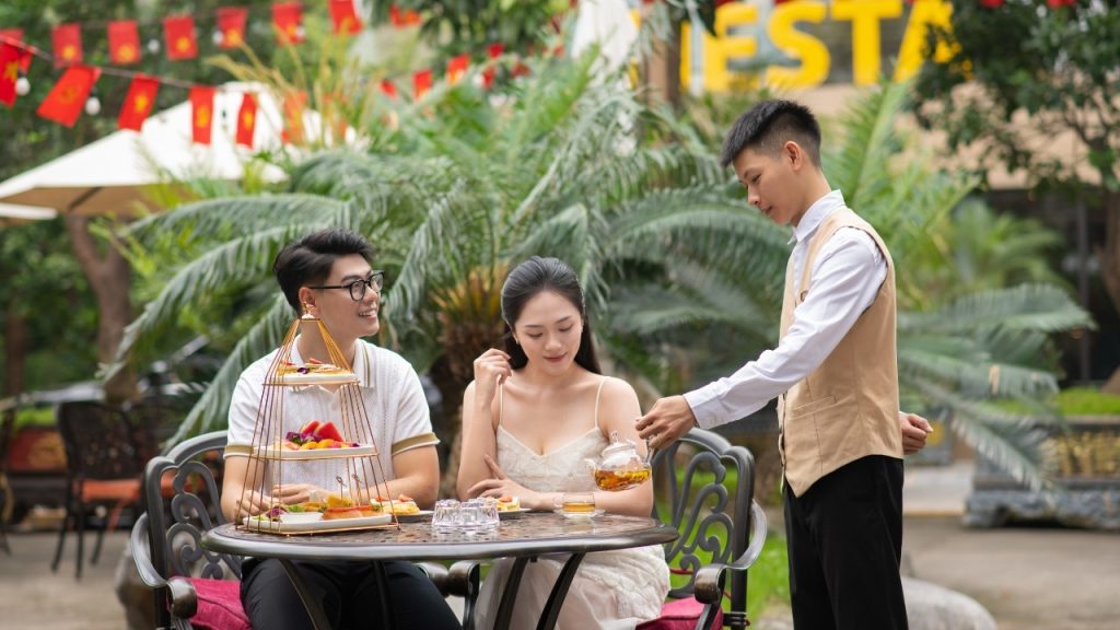 Không gian cà phê sân vườn và trà bánh tại Nesta Hotel & Spa