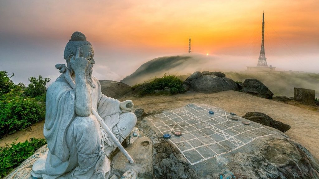 Đỉnh Bàn Cờ là địa điểm ngắm toàn cảnh thành phố Đà Nẵng từ trên cao