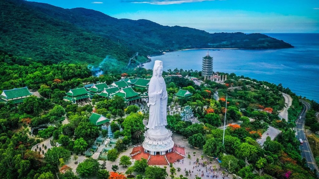 Chùa Linh Ứng Bãi Bụt nổi bật với tượng Phật hướng ra biển Đà Nẵng