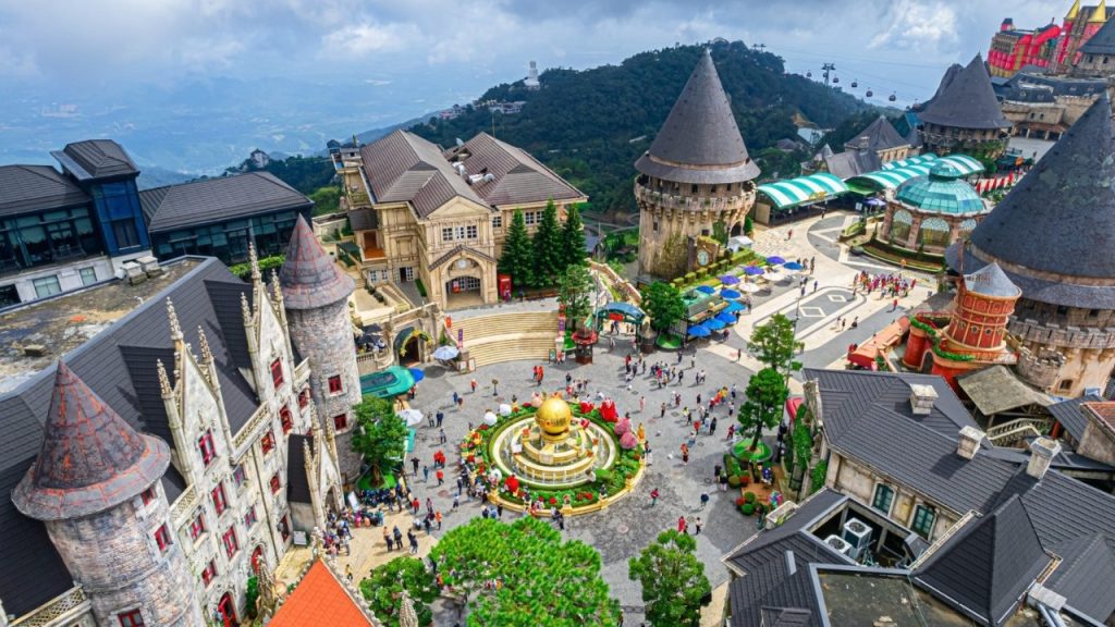Bà Nà Hills là một trong những danh lam thắng cảnh Đà Nẵng thu hút lượng khách lớn quanh năm