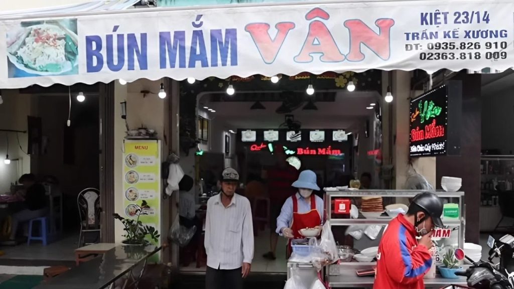 Bún mắm Vân là địa chỉ ăn uống quen thuộc của người dân địa phương
