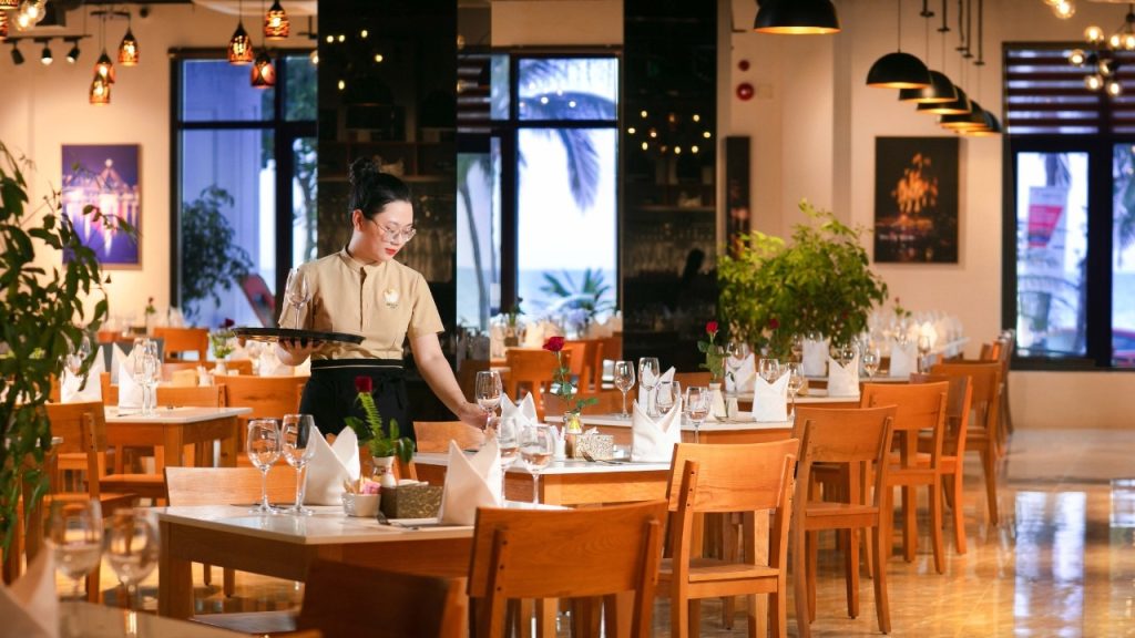 The Oceania Restaurant là lựa chọn thuận tiện cho du khách lưu trú