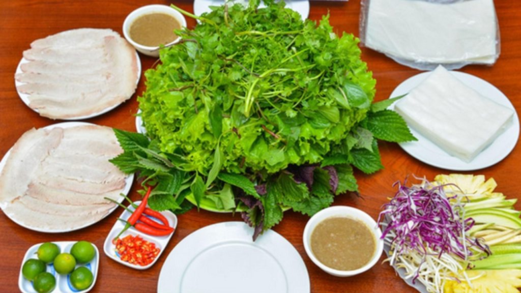 Đặc sản bánh tráng thịt heo được nhiều du khách yêu thích