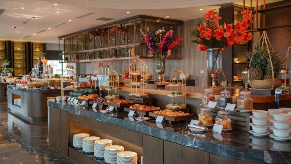 Thưởng thức ẩm thực tại Velora Restaurant trong Nesta Celia Danang Hotel