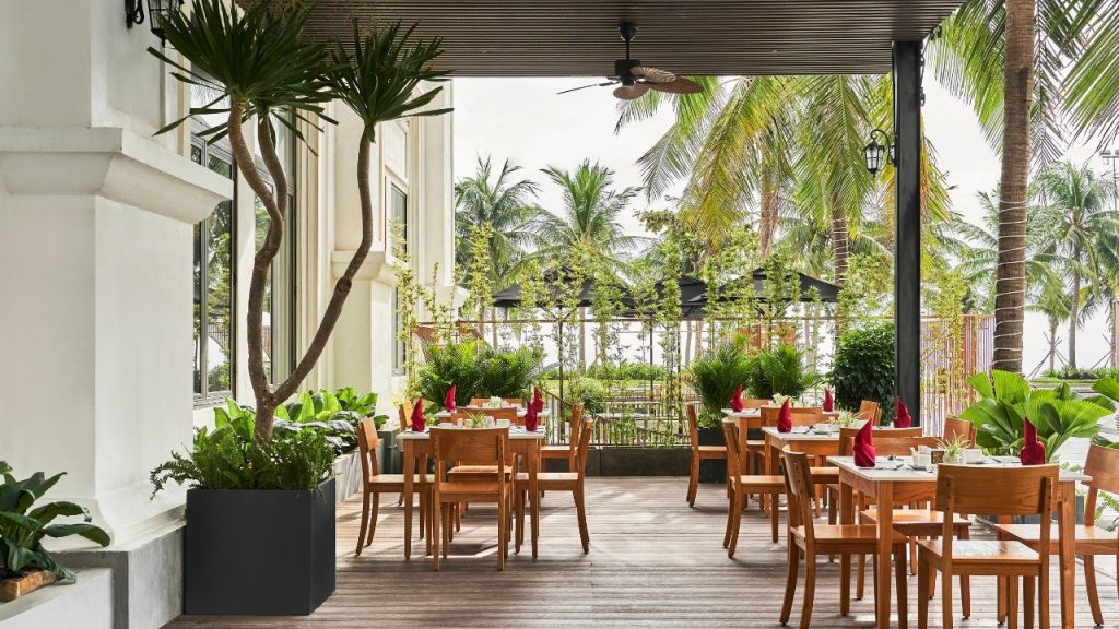 Nhà hàng Ocean tại Nesta Danang Hotel với không gian mở hiện đại