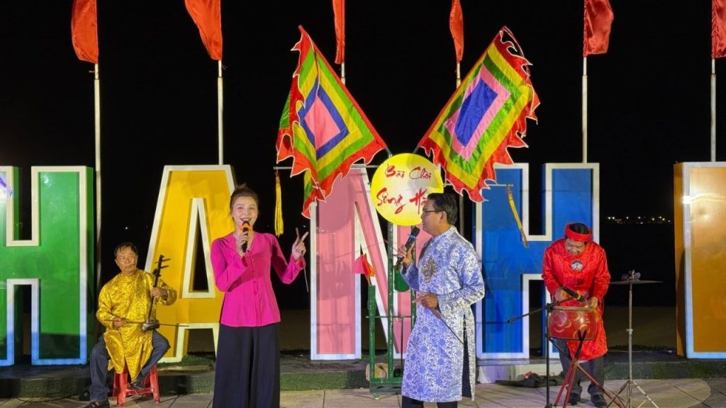Nghệ nhân Anh Hiệu và Chị Hiệu biểu diễn hô bài chòi đầy sinh động 