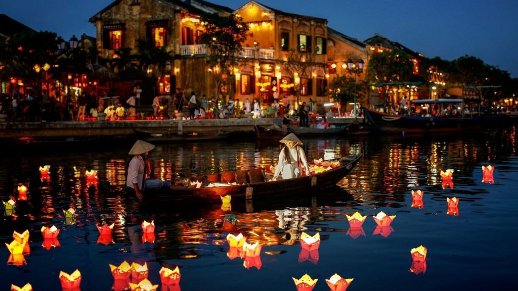 Trải nghiệm thả đèn hoa đăng trên sông Hoài Hội An 