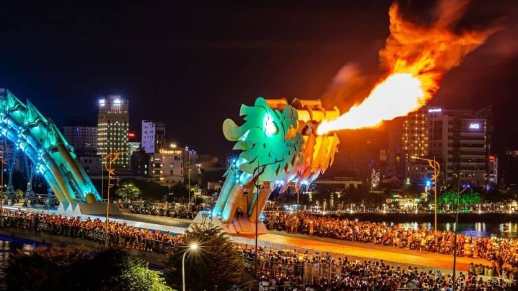 周末喷火的岘港龙桥