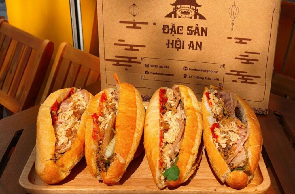 Bánh mì Hội An hấp dẫn với lớp vỏ giòn và phần nhân đậm vị đặc trưng. 