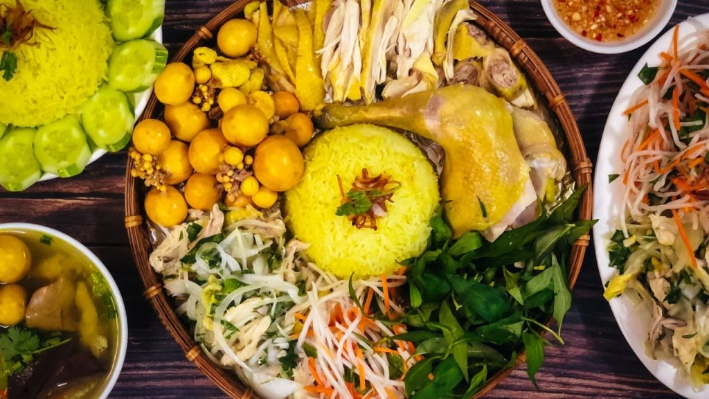 Cơm gà đặc sản trong hành trình ăn gì ở Hội An 
