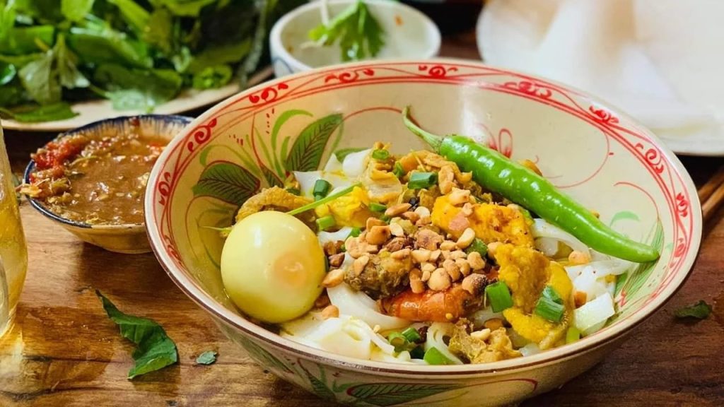 Mì Quảng Ba Xùy nổi tiếng với topping đầy đặn và nước dùng đậm đà 