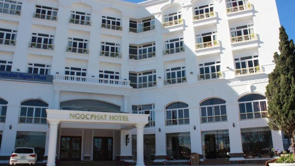 Ngọc Phát Hotel là khách sạn 3 sao nổi bật gần hồ Xuân Hương