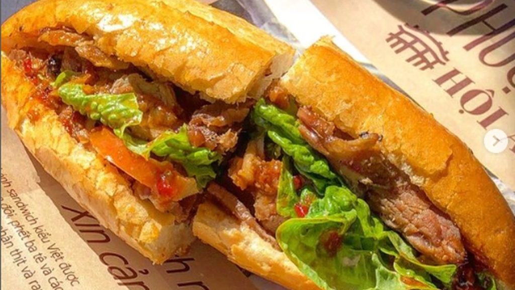 Ổ bánh mì Phượng nổi tiếng tại Hội An với phần nhân đầy đặn 