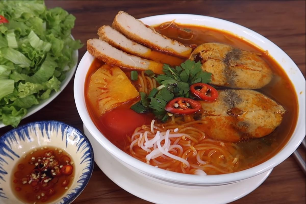 汤汁浓郁的岘港鱼饼米粉