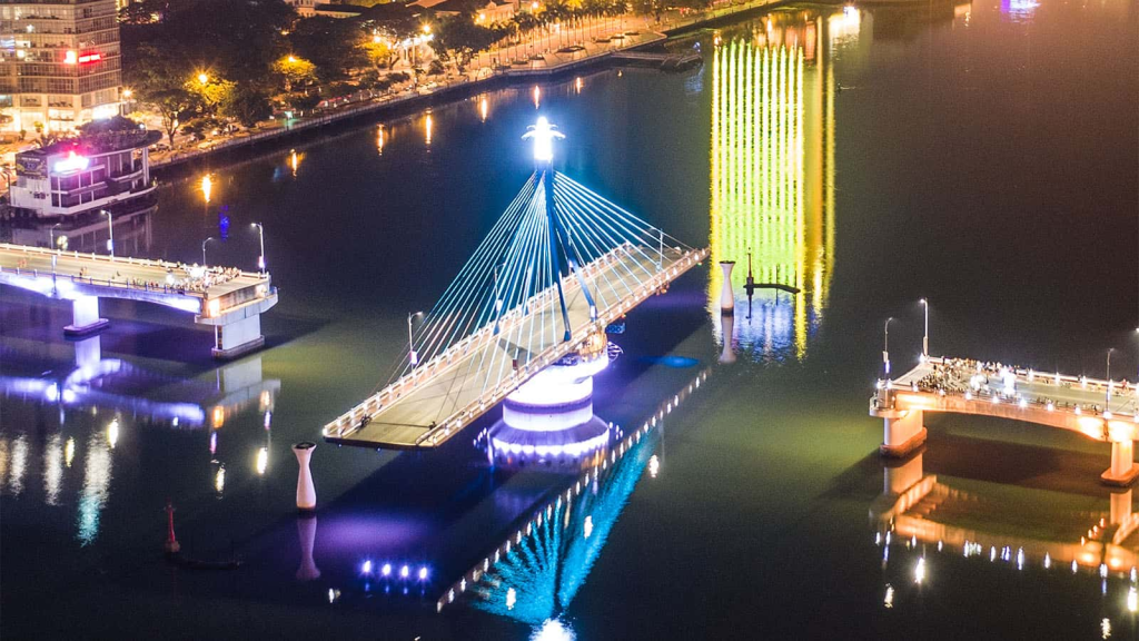韩江桥——岘港海滨城市的著名标志