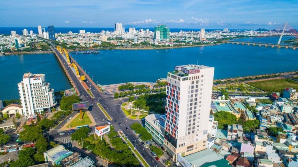 Vanda Hotel nằm ngay sát chân Cầu Rồng Đà Nẵng 