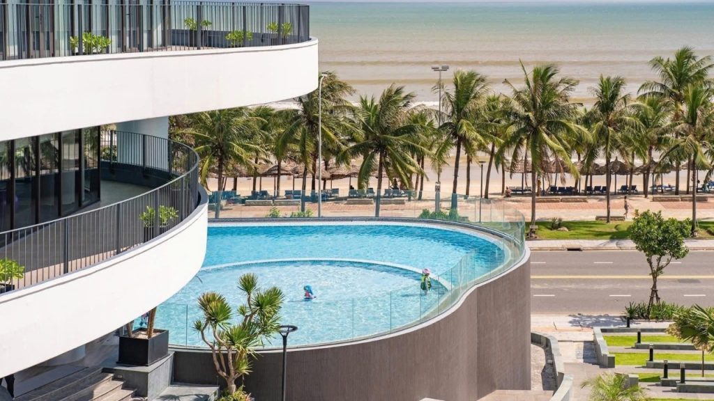 Hồ bơi vô cực tầng thượng tại Nesta Celia Da Nang Hotel là tọa độ check-in không thể bỏ lỡ 
