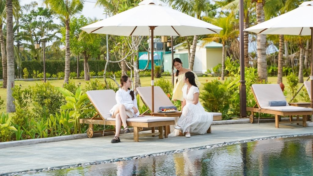 Buổi sáng thư giãn bên hồ bơi tại Nesta Hoi An Resort & Spa 