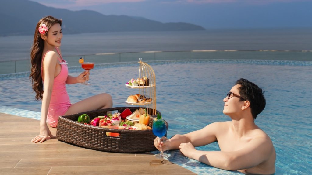 Thưởng thức Tea Break bên hồ bơi vô cực, tận hưởng làn gió biển mát lành