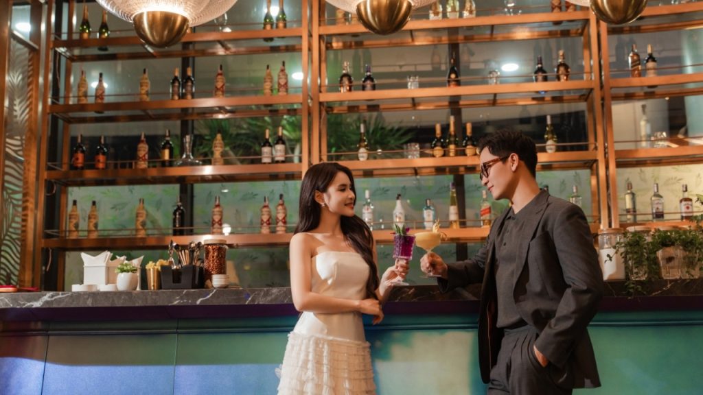 Aura Lounge là điểm hẹn lý tưởng để thưởng thức cà phê, cocktail và các món ăn nhẹ
