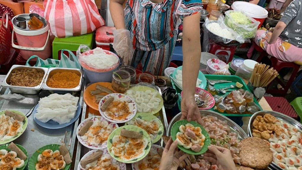 Chợ Cồn là điểm đến quen thuộc của du khách yêu thích ẩm thực địa phương