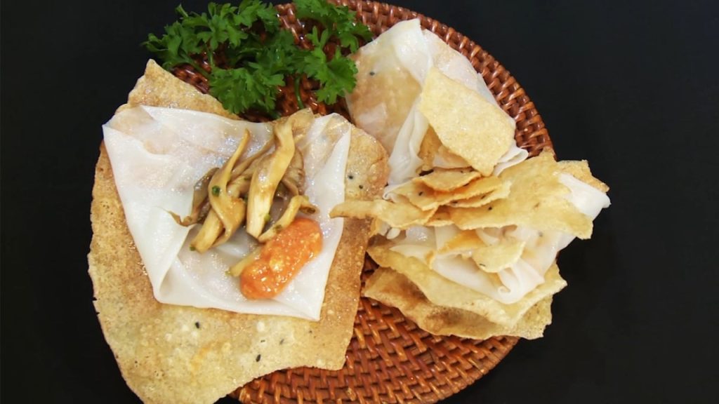 Quán cô Liên ghi điểm với bánh tráng giòn và mắm nêm đậm đà đặc trưng