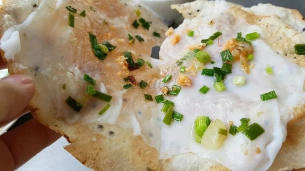 Bánh đập Đà Nẵng với lớp bánh tráng giòn kết hợp bánh ướt mềm dẻo