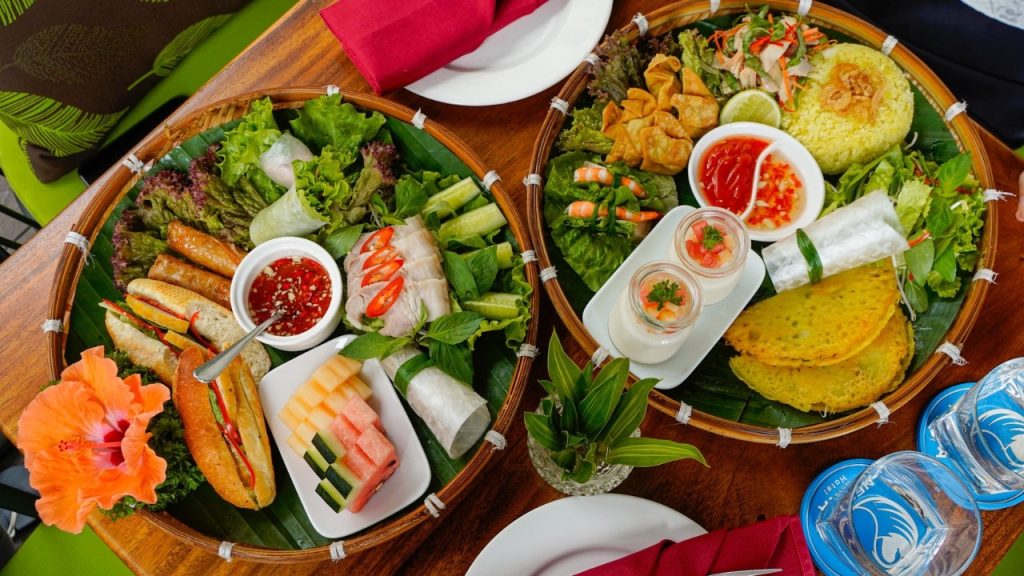Thưởng thức các món ăn Việt Nam và quốc tế tại nhà hàng The Oceania