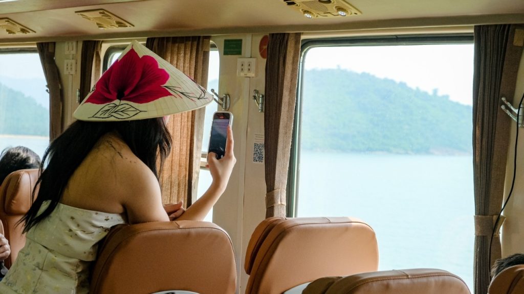 Chọn vị trí ngồi phù hợp để ngắm cảnh đẹp nhất trên tàu (Nguồn: Internet)