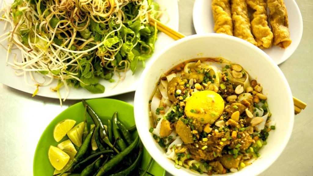 Mì Quảng Đà Nẵng đầy đặn với ram giòn tại quán Thi