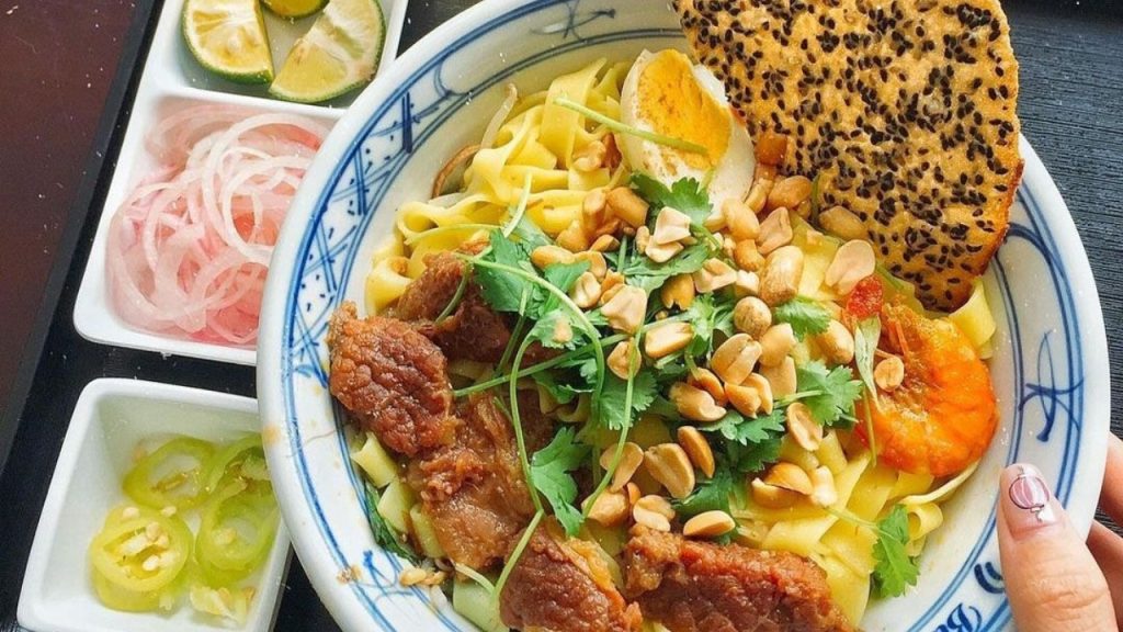Tô mì Quảng Đà Nẵng đặc biệt tại quán Bích