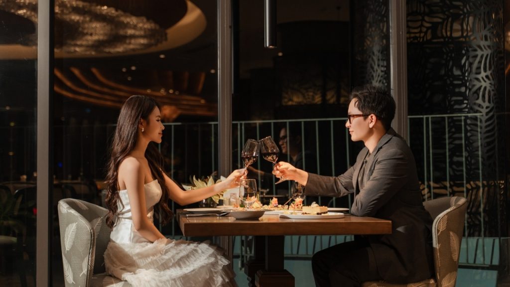 Không gian ẩm thực sang trọng phù hợp cho gia đình và khách công tác 