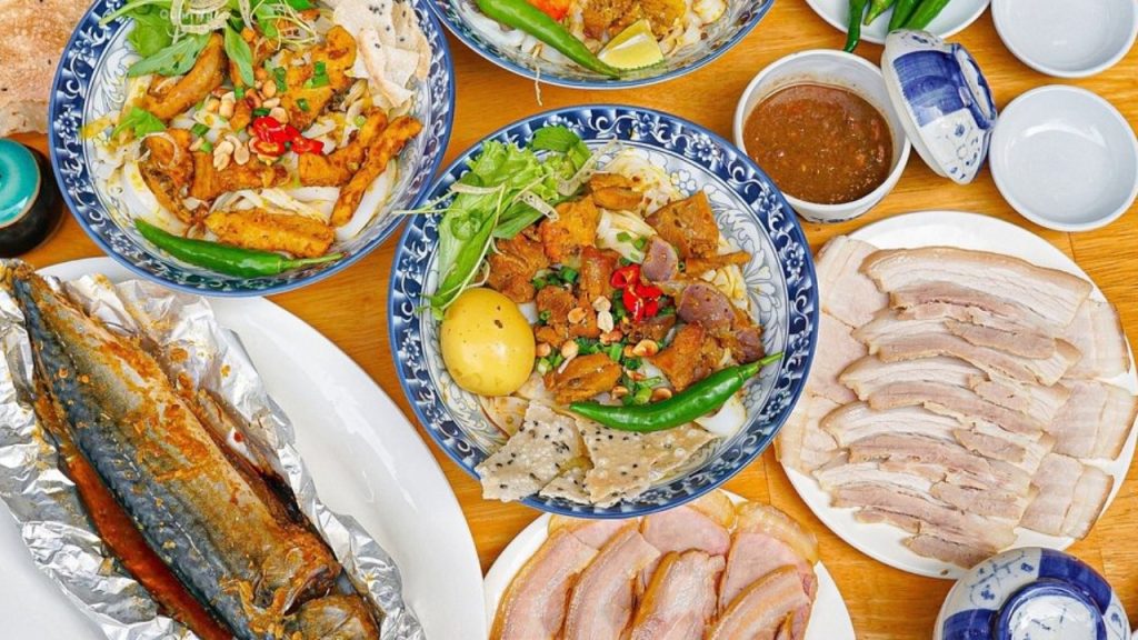 Thưởng thức hương vị mới lạ từ món mì Quảng cá lóc hấp dẫn