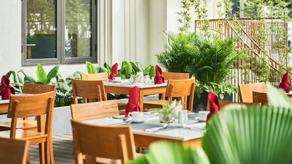 Không gian sang trọng cùng các món đặc sản địa phương hấp dẫn 