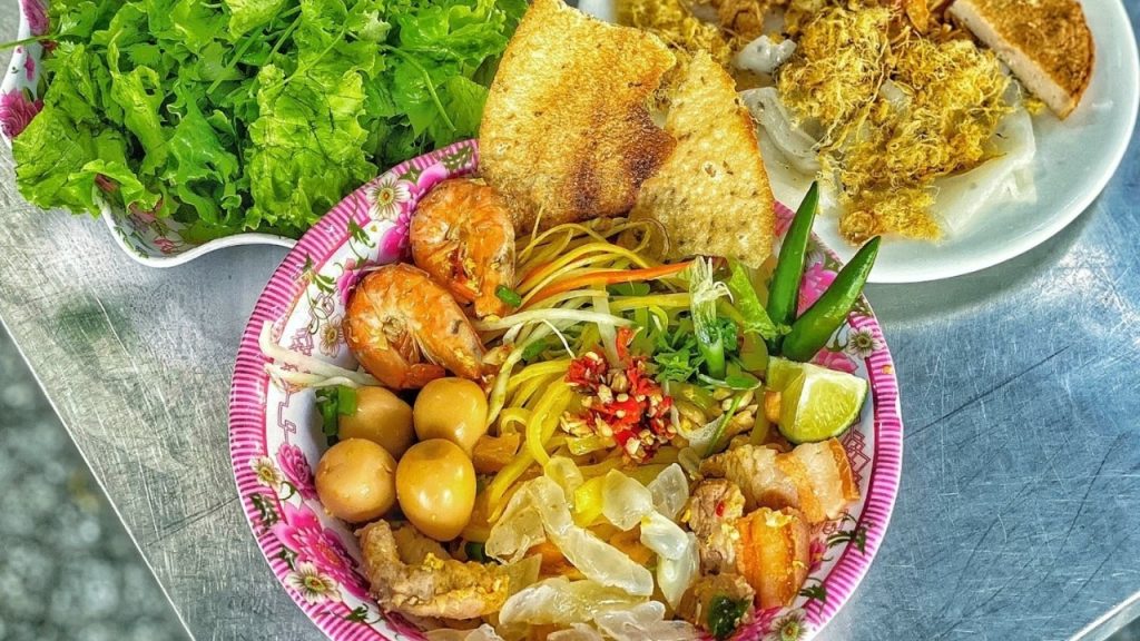Tô mì Quảng Đà Nẵng kết hợp sứa tươi giòn hấp dẫn