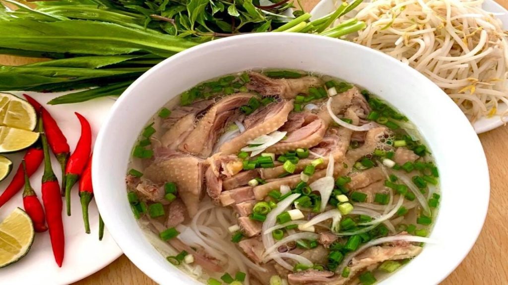 Phở bò là lựa chọn ăn sáng Đà Nẵng phù hợp cho mọi lứa tuổi