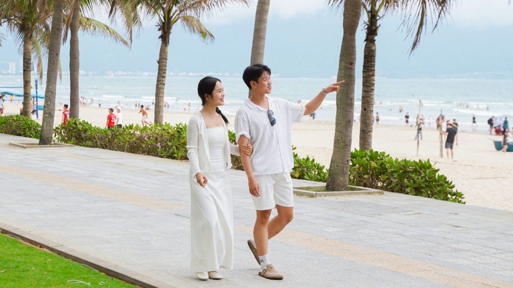 Khách sạn sở hữu vị trí gần biển và gần nhiều quán ăn sáng nổi tiếng 