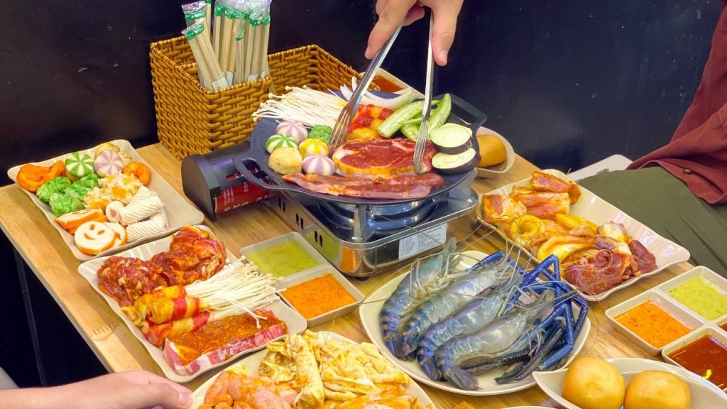 Thưởng thức buffet lẩu nướng đa dạng với mức giá hợp lý