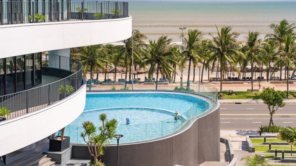 Hồ bơi trên cao là điểm check-in yêu thích của nhiều du khách