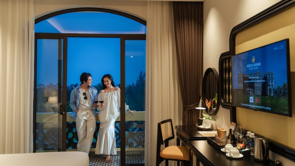 Không gian phòng nghỉ rộng rãi cùng ban công riêng đón nắng và gió tự nhiên 