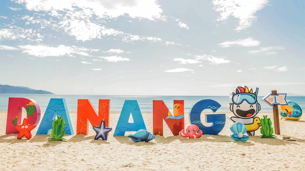 Answering questions when traveling to Da Nang beaches