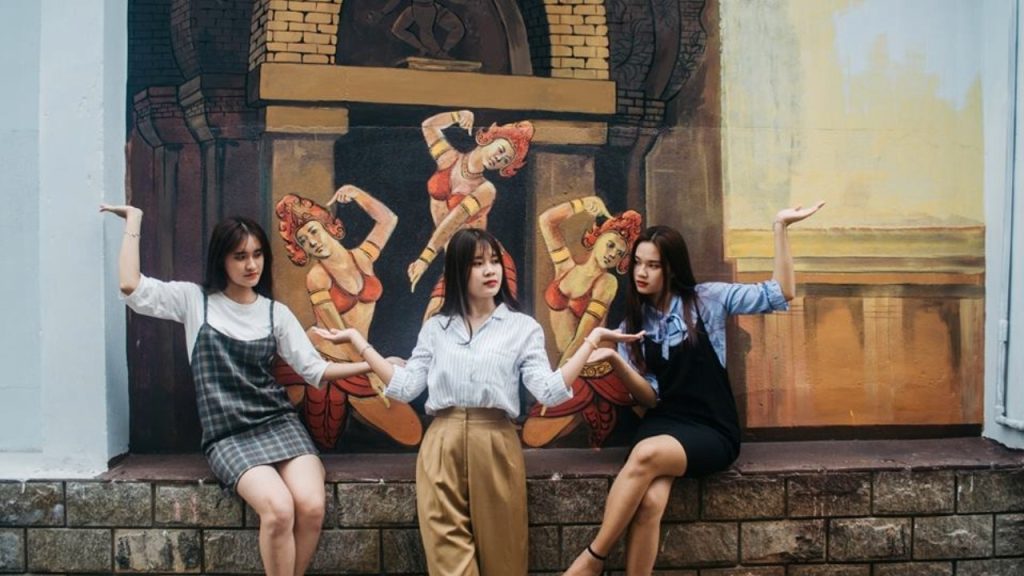 Trang phục tông sáng khi chụp ảnh tại làng bích họa
