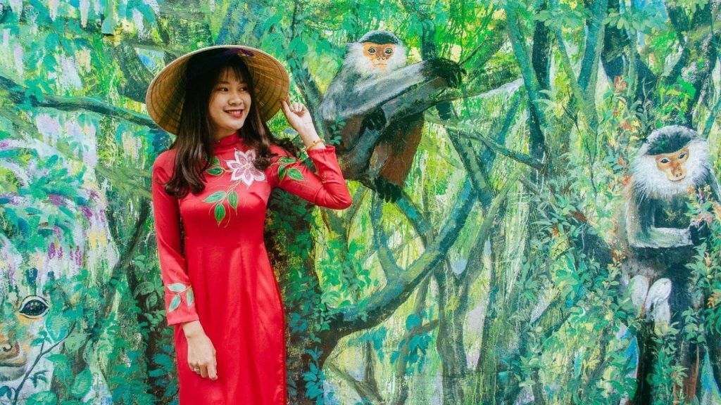 Ánh nắng buổi sáng tại làng bích họa Đà Nẵng giúp màu tranh nổi bật hơn