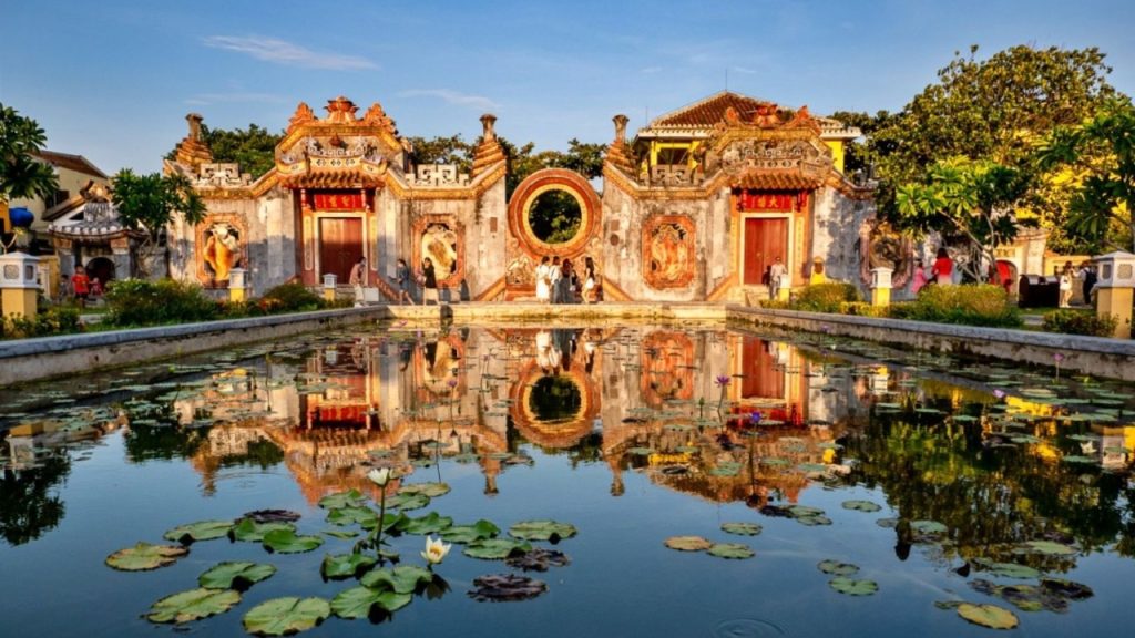 Không gian cổ kính tại Chùa Bà Mụ thu hút đông đảo du khách 