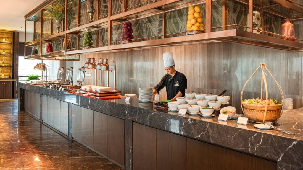 Buffet sáng đa dạng món Á – Âu phục vụ tại nhà hàng khách sạn